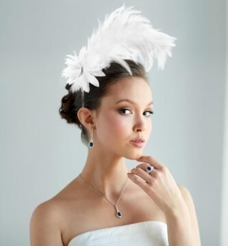 Diadema de plumas novia